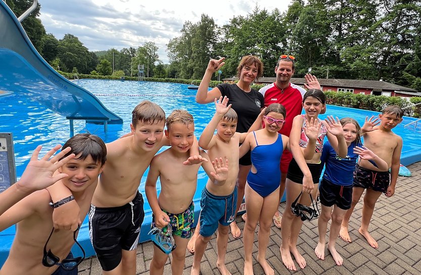 Stellvertretende Schulleiterin Ulrike Bauersfeld mit Bademeister Roland Gerlach und Kindern der Evangelischen Grundschule Nordhausen im Waldbad Neustadt (Foto: U.Halbritter)