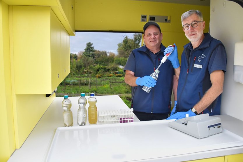 Frank Sombrowski und Theo van Wickerden untersuchen eine Wasserprobe (Foto: VSR Gewässerschutz) Frank Sombrowski und Theo van Wickerden untersuchen eine Wasserprobe (Foto: VSR Gewässerschutz)