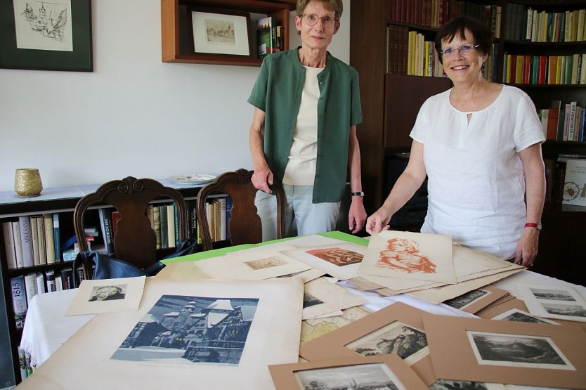 Andrea Rose und Hildegard Seidel haben die Sammlung von Vater und Bruder durchsucht und wollen f&uuml;r die sch&ouml;nsten St&uuml;cke neue Besitzer finden (Foto: agl)