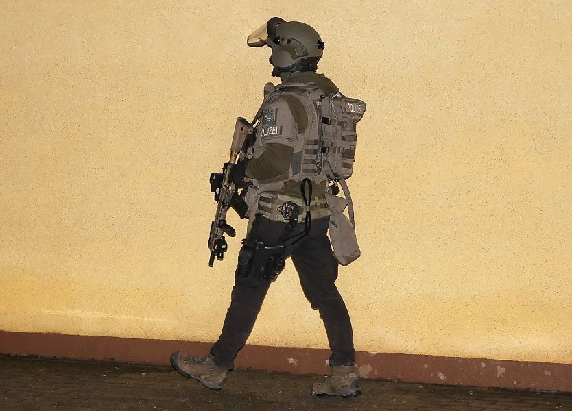 Polizist des Sondereinsatzkommandos in Sondershausen (Foto: S. Dietzel)