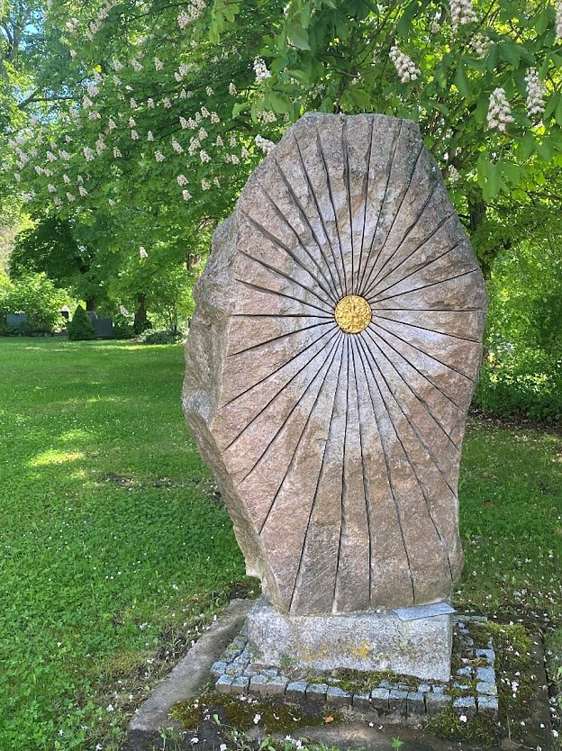 Ein besonderer Stein auf dem Friedhof (Foto: Wolfgang Lehmann)