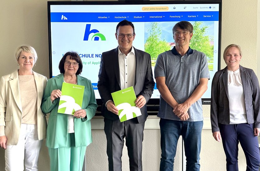  (v.l.n.r.): Nancy Facius, Andrea Funk, Prof. Dr. J&ouml;rg Wagner, Prof. Dr. med. Andreas Seidel und Manuela Kolata bei der Vertragsunterzeichnung. (Foto: Nadine Kathrin Luschnat)