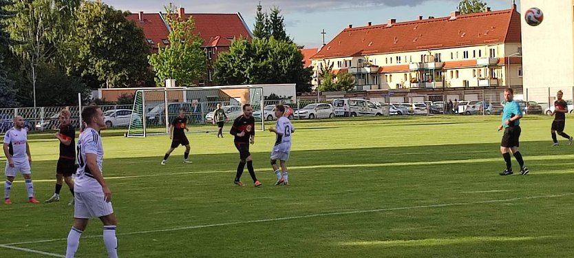 Der FSV Preu&szlig;en Bad Langensalza (in wei&szlig;) zu Gast beim befreundeten ESV Lok Gotha (Foto: Paul Stoll)