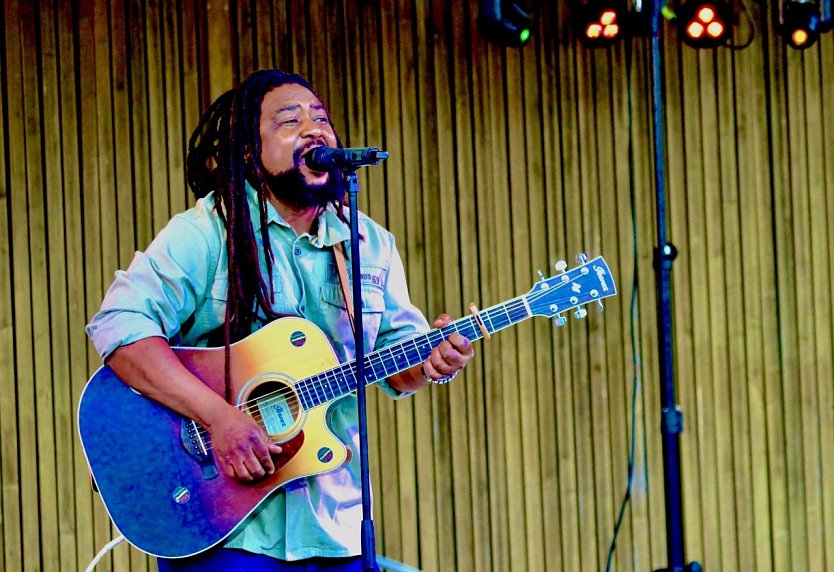 Auch optisch ließ Bob Marley aus dem Reggae-Himmel grüßen (Foto: Eva Maria Wiegand) Auch optisch ließ Bob Marley aus dem Reggae-Himmel grüßen (Foto: Eva Maria Wiegand)