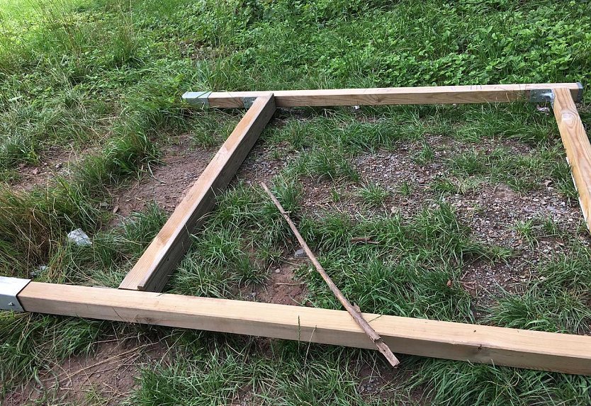 Zerstörter Rahmen am Aussichtspunkt bei Neustadt (Foto: P.Sieckel) Zerstörter Rahmen am Aussichtspunkt bei Neustadt (Foto: P.Sieckel)