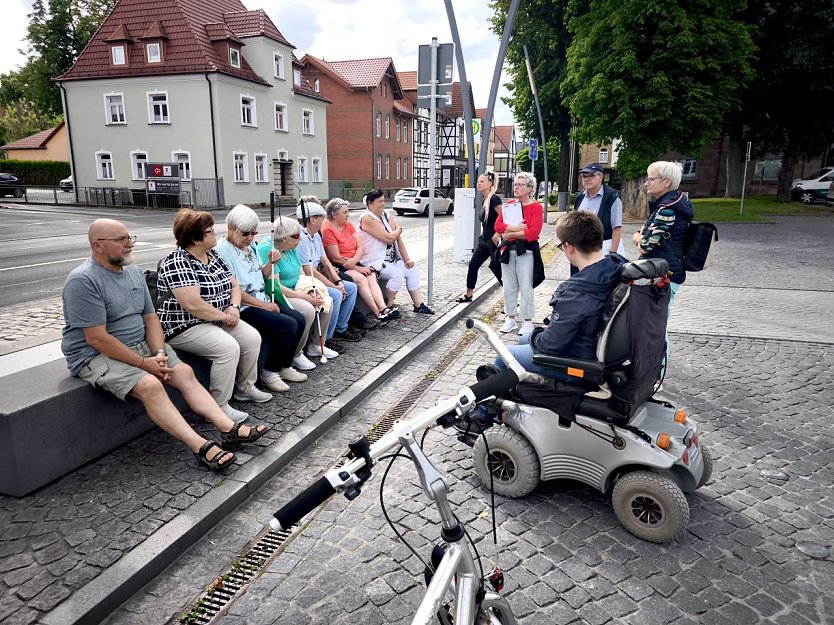 Vertreterinnen und Vertreter unseres B&uuml;rgerbeirats haben in der vergangenen Woche die Wegstrecke vom Leinefelder Bahnhof bis zum zuk&uuml;nftigen LGS-Gel&auml;nde unter die Lupe genommen � mit besonderem Augenmerk auf m&ouml;gliche Barrieren f&uuml;r mobilit&auml;tseingeschr&auml;nkte Menschen. (Foto: Stadt Leinefelde-Worbis)