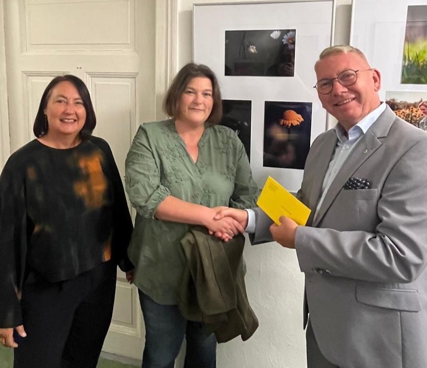  Susanne Hinsching (l.) und Oliver W&ouml;nnmann (r.) begl&uuml;ckw&uuml;nschen eine Preistr&auml;gerin des Fotowettbewerbs (Foto: &copy;Stadtverwaltung Nordhausen)