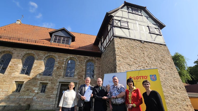 Jana Gr&uuml;ling (Baureferentin Kirchenkreis M&uuml;hlhausen), Superintendent Christian Beuchel, Lars Ludwig (Deutsche Stiftung Denkmalschutz), Peter John (Vorsitzender des Gemeindekirchenrates), Corinna Heller (Th&uuml;ringer Staatslotterie) und Susanne Kreil-Kremberg (Planungsb&uuml;ro artifex) - bei der &Uuml;bergabe der Bronzetafel an der Kirche St. Marien in Horns&ouml;mmern. (Foto: Evangelischer Kirchenkreis M&uuml;hlhausen)