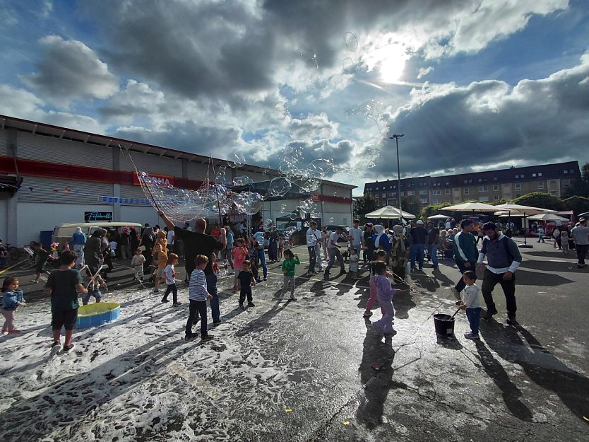 Buntes Stra&szlig;enfest in M&uuml;hlhausen  (Foto: Markus Fromm )