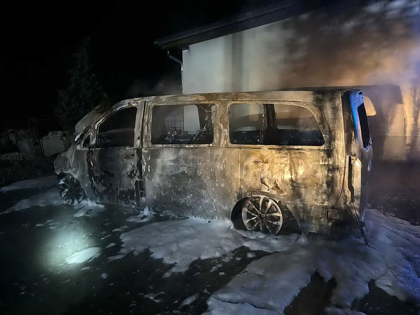 Ausgebranntes Fahrzeug in Otterstedt (Foto: Feuerwehr Gro&szlig;enehrich)