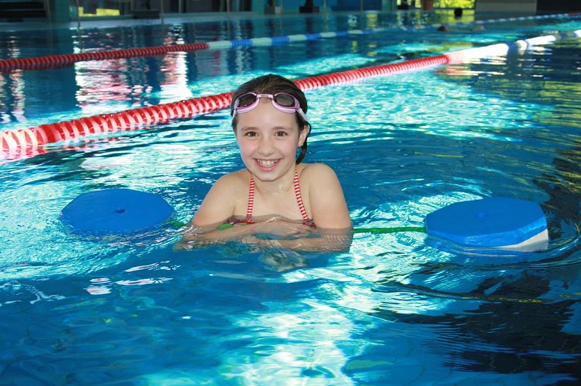 Pauline braucht bald keine Schwimmhilfe mehr (Foto: Badehaus Nordhausen)