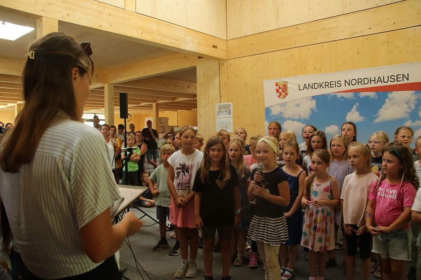 Die Grundsch&uuml;ler gl&auml;nzten mit einem selbstgeschriebenen Lied zum Schulbau und bekamen f&uuml;r ihren Auftritt tosenden Applaus (Foto: ykh)