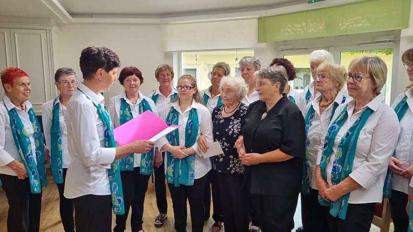 Gl&uuml;ckw&uuml;nsche zum 99igsten f&uuml;r Frau Schirmer (Foto: Katrin Milde)