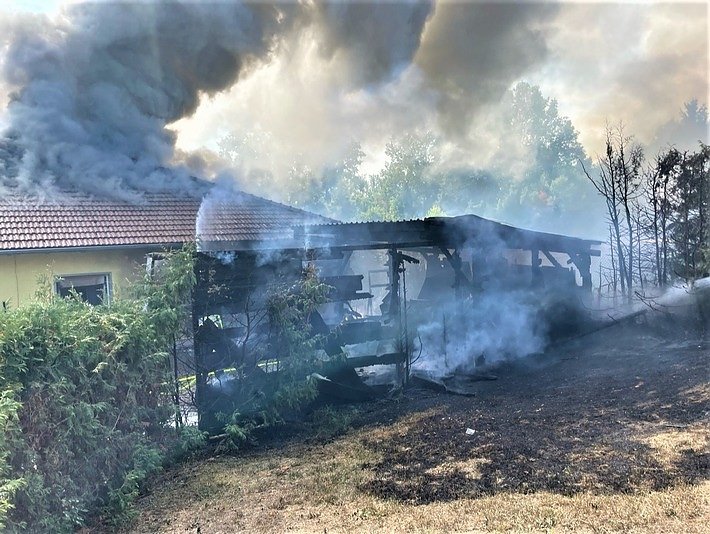Carportbrand griff auf Wohngeb&auml;ude &uuml;ber (Foto: Polizei)