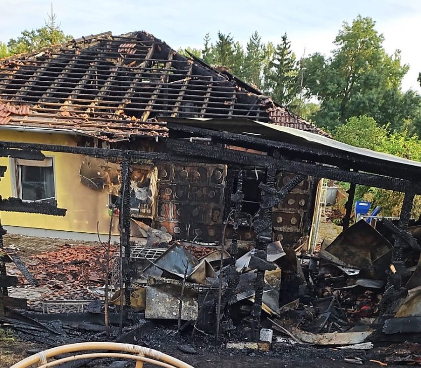 Das ausgebrannte Haus neben dem ausl&ouml;senden Carport heute Morgen (Foto: K.Seifert)
