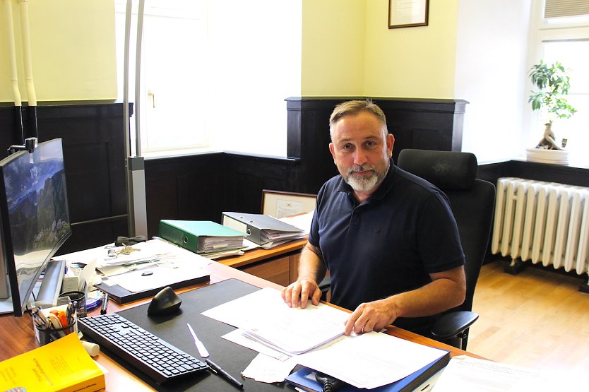 Alle H&auml;nde voll zu tun: B&uuml;rgermeister Matthias Reinz an seinem Schreibtisch im Langensalzaer Rathaus (Foto: Eva Maria Wiegand)