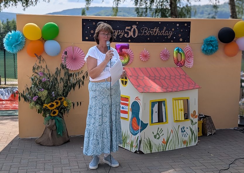Kita-Leiterin Sabine Tesch begr&uuml;&szlig;te alle Kinder, Eltern und Ehreng&auml;ste zum gro&szlig;en Sommerfest anl&auml;sslich des 50. Geburtstages der Kita Pusteblume (Foto: Janine Skara)