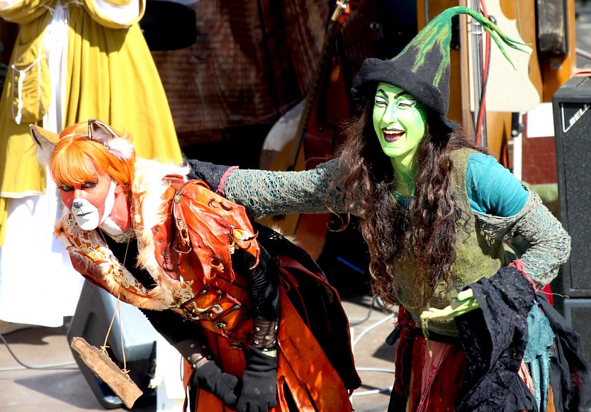 Hexen, Furien und flotte Weiber auf meterhohen Stelzen bereichern wieder das Mittelalterstadtfest in Bad Langensalza (Foto: Eva Maria Wiegand)