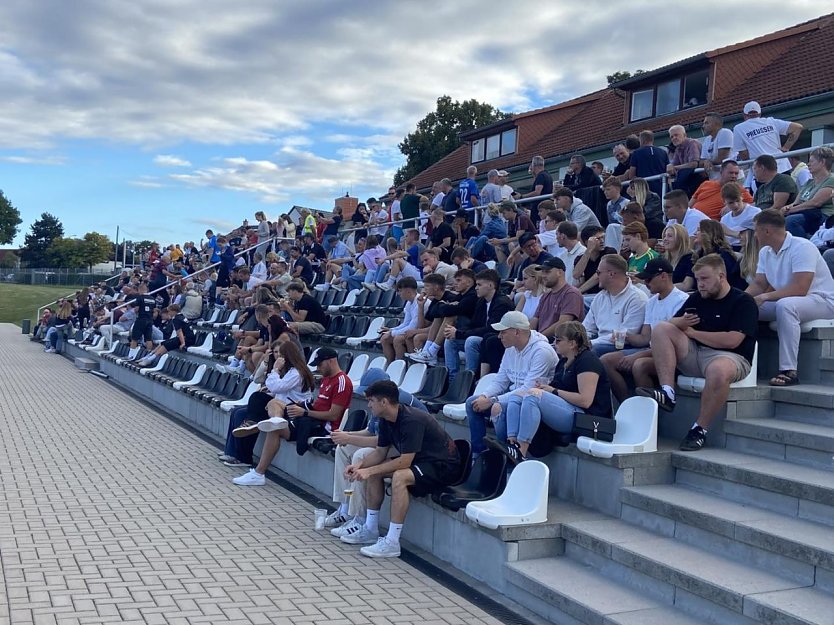 Volle R&auml;nge im Stadion der Freundschaft beim Nachbarduell (Foto: Benno Harbauer)