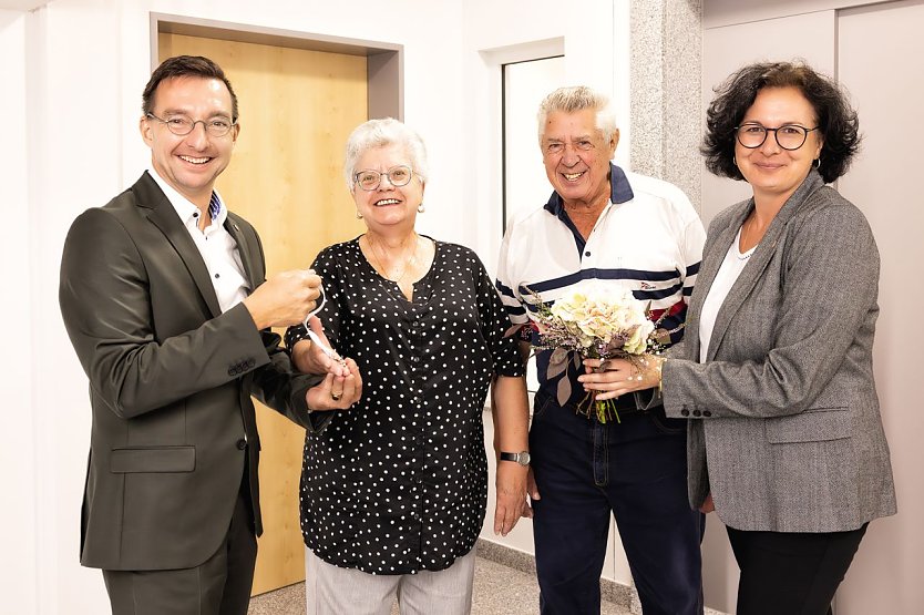 v.l.: Christian D&ouml;ring, Seniorenwerk Gesch&auml;ftsf&uuml;hrer, Gabriele und Manfred Buchholz sowie Sandra Hoche, B&uuml;roleitung Gesch&auml;ftsf&uuml;hrer: Herzlich willkommen - Als Erste zogen das Ehepaar Gabriele und Manfred Buchholz in ihr neues Zuhause im Erdgeschoss ein.    (Foto: Christiane Neupert/Atelier der Meister)