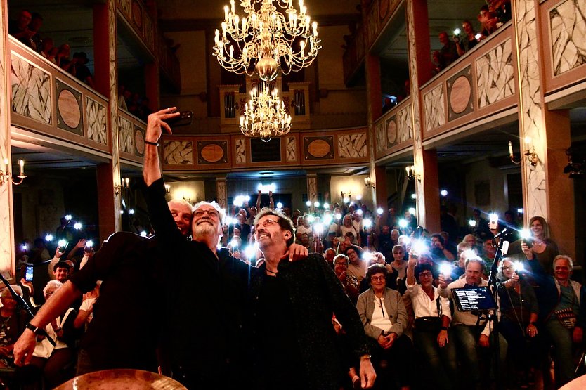 Selfie mit Publikum nach grandiosem Auftritt: die Cliff Stevens Band (Foto: Eva Maria Wiegand) Selfie mit Publikum nach grandiosem Auftritt: die Cliff Stevens Band (Foto: Eva Maria Wiegand)