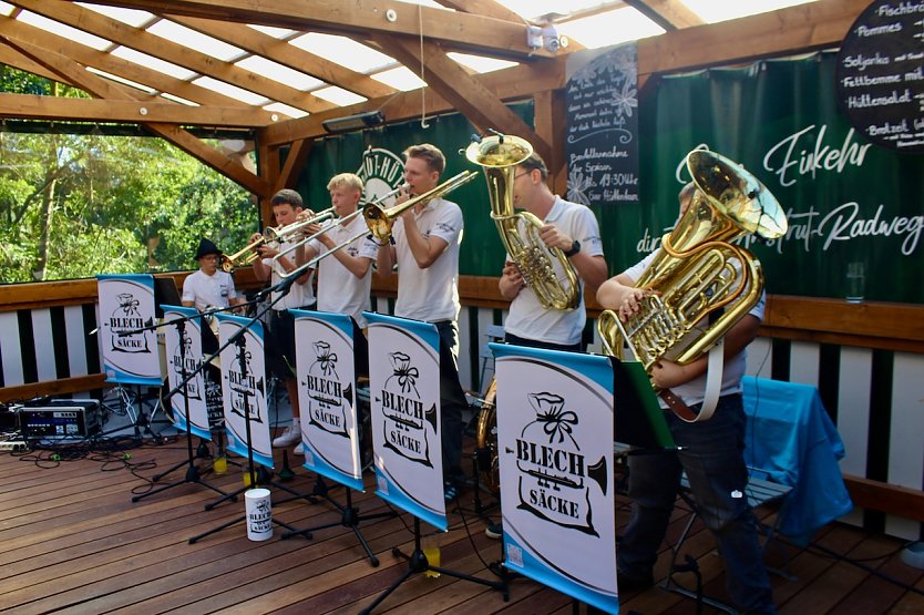 Die Blech Säcke sorgten in der Unstrut-Hütte für Oktoberfest-Stimmung (Foto: Eva Maria Wiegand) Die Blech Säcke sorgten in der Unstrut-Hütte für Oktoberfest-Stimmung (Foto: Eva Maria Wiegand)