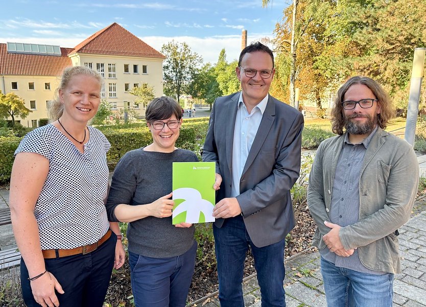 Unterzeichnung des Kooperationsvertrags zwischen der Hochschule Nordhausen und gehZEITEN gUG Chemnitz (v. l.): Yvonne Roscher, Michaela Kemper, Prof. Dr. J&ouml;rg Wagner und Friedrich Ederer. (Foto: Tina Bergknapp)