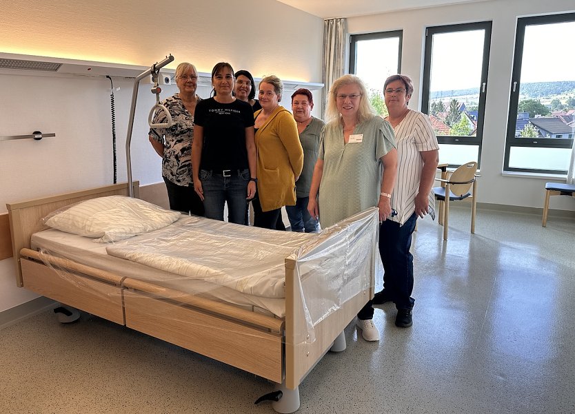 Pflegedienstleiterin Karin P&auml;tz (2. v. re.) und der Gro&szlig;teil ihres Pflegeteam (Foto: Sascha Nenninger)