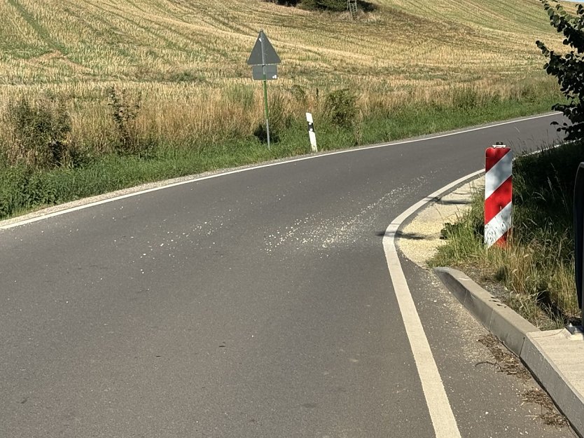 Kreisstra&szlig;e zwischen Herreden und H&ouml;rningen mit Split auf der Stra&szlig;e (Foto: privat)
