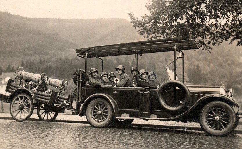 Die Freiwillige Feuerwehr &Ouml;lfelds im j&auml;hre 1933 vor der Schafswiese (Foto: IG Heimatmuseum)