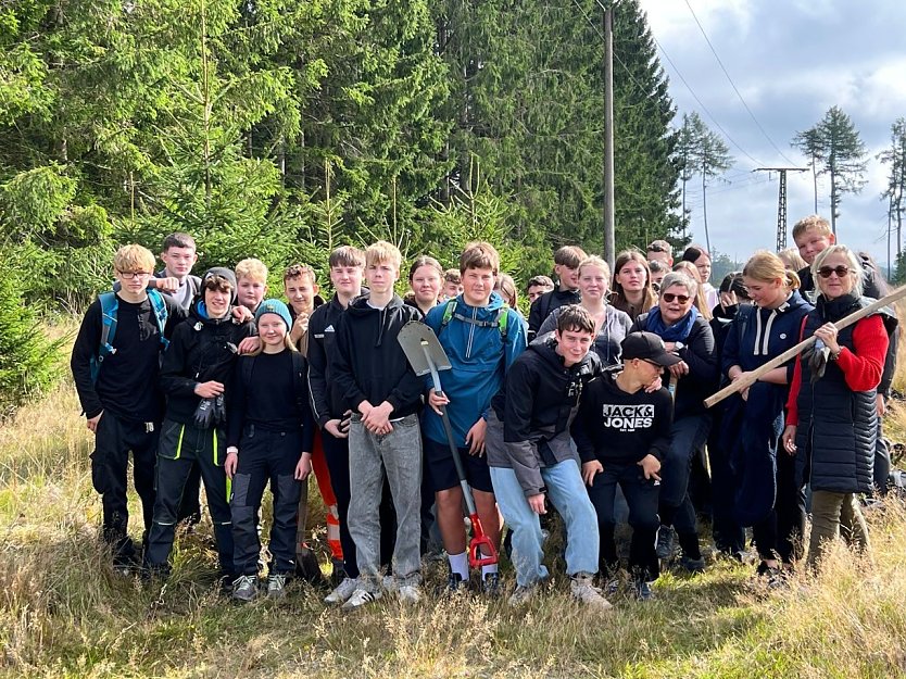 Mit dem Spaten f&uuml;r den Wald - die beiden neunten Klassen der Regelschule Niedersachswerfen halfen bei der Wiederaufforstung im Harz (Foto: Tanita Thelemann)