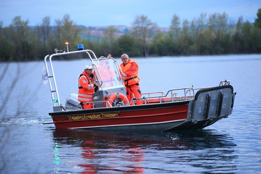 Die Wasserrettung kam f&uuml;r eine m&auml;nnliche Person am M&ouml;wensee zu sp&auml;t, der Mann konnte nur noch tot geborgen werden (Foto: S. Dietzel)