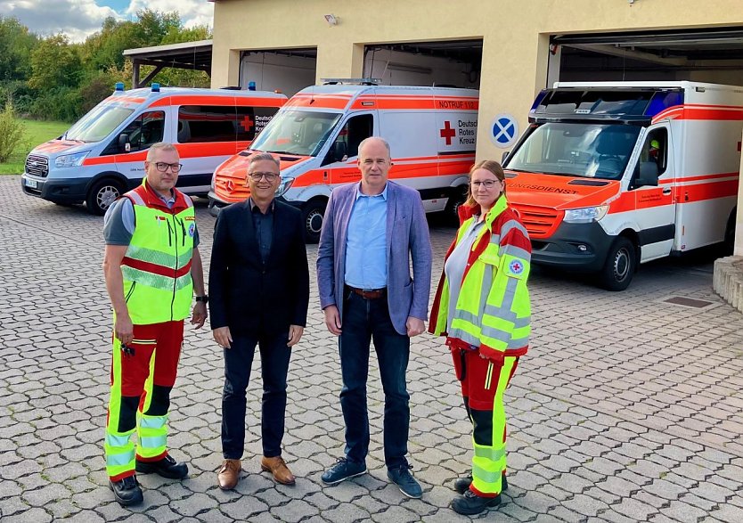 Das Team des Deutschen Roten Kreuzes in Sundhausen freut sich &uuml;ber Verst&auml;rkung f&uuml;r den Fuhrpark (Foto: Pressestelle Landratsamt)