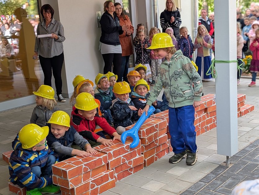 Stein auf Stein: Die Kinder der Kita K&auml;the Kollwitz stellten die Sanierung ihres Kindergartens mit einem lustigen Schauspiel nach (Foto: Janine Skara)