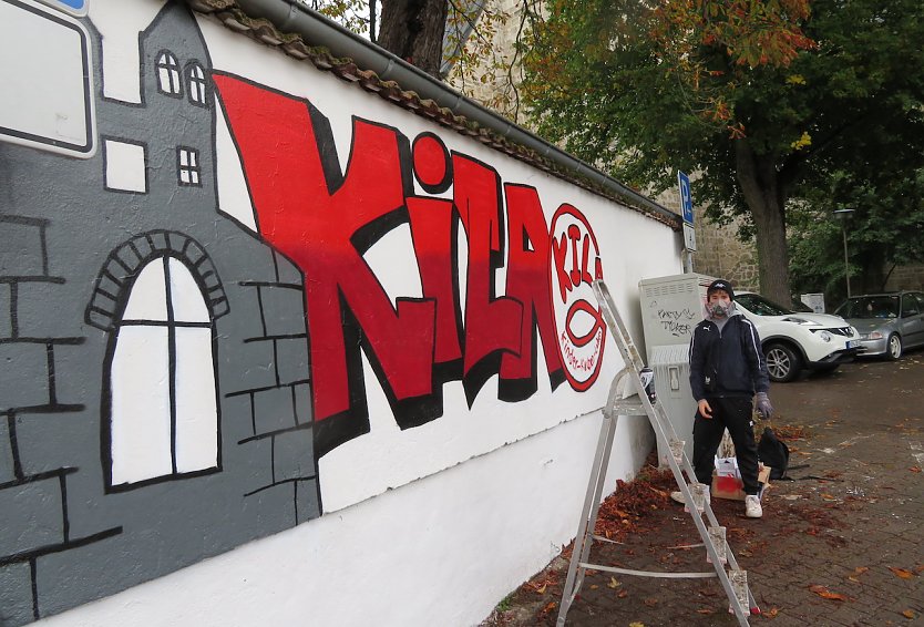 Tilmann malt diE Mauer an (Foto: F.Tuschy)