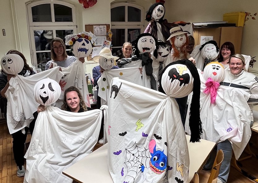 Eltern basteln für das Hexenfest in Udersleben (Foto: Elisabeth Gattermann) Eltern basteln für das Hexenfest in Udersleben (Foto: Elisabeth Gattermann)