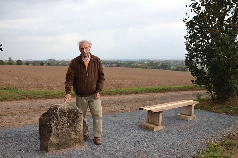 Hans-J&uuml;rgen Gr&ouml;nke vom Nordh&auml;user Geschichts-und Altertumsverein am Kreuzstein (Foto: Stadt Nordhausen)