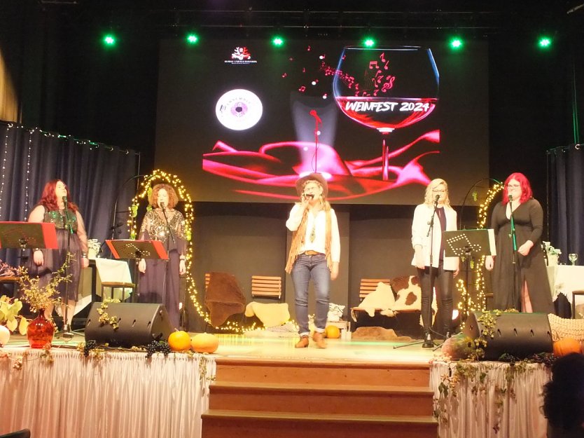 Auftritt beim Weinfest 2024 (Foto: Katharina Mohs) Auftritt beim Weinfest 2024 (Foto: Katharina Mohs)