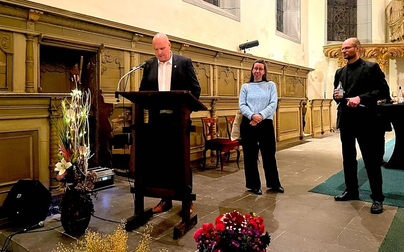 B&uuml;rgermeister Steffen Grimm (links) hie&szlig; Christian Scheel (rechts) in der Trinitatiskirche herzlich Willkommen. (Foto: Claudia Langhammer)