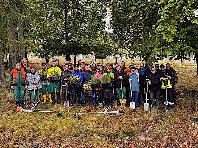 Nordth&uuml;ringer Lebenshilfe pflanzte B&auml;ume im Stadtwald (Foto: Yvonne Reichardt, Nordth&uuml;ringer Lebenshilfe )
