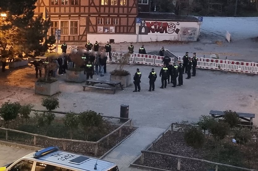 Polizei kontrolliert gestern Abend am Blasiiplatz Jugendliche (Foto: nnz)