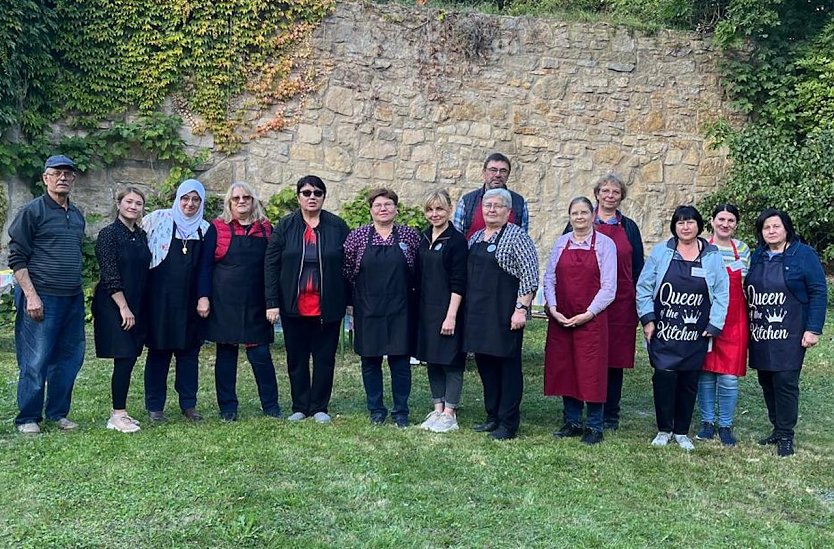 Zur "Internationale Kochshow 2025" trafen sich Gemeindemitglieder im Pfarrgarten der Trinitatisgemeinde in Sondershausen  (Foto: Karla Kreyer)