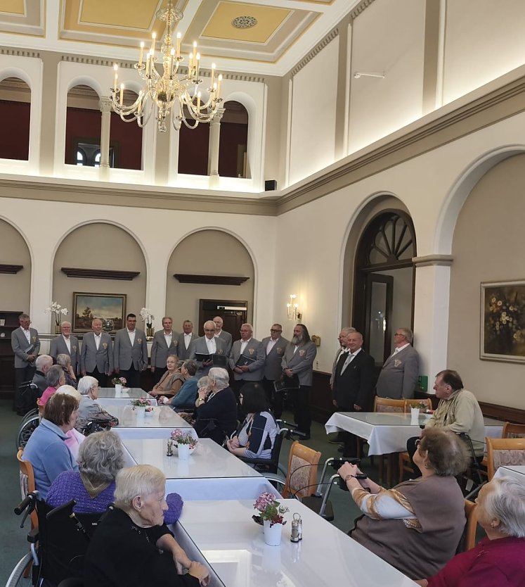 Der Neustädter Männerchor zu Gast in der Neanderklinik (Foto: Carolin Werner) Der Neustädter Männerchor zu Gast in der Neanderklinik (Foto: Carolin Werner)