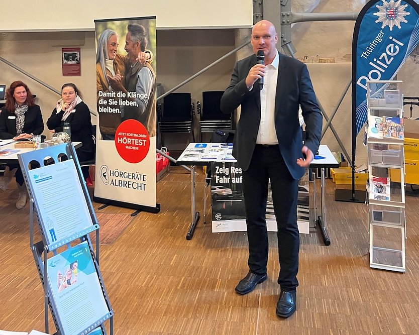 B&uuml;rgermeister Steffen Grimm begr&uuml;&szlig;t die Senioren und Seniorinnen zum Aktionstag in der Cruciskirche in Sondershausen (Foto: Claudia Langhammer)