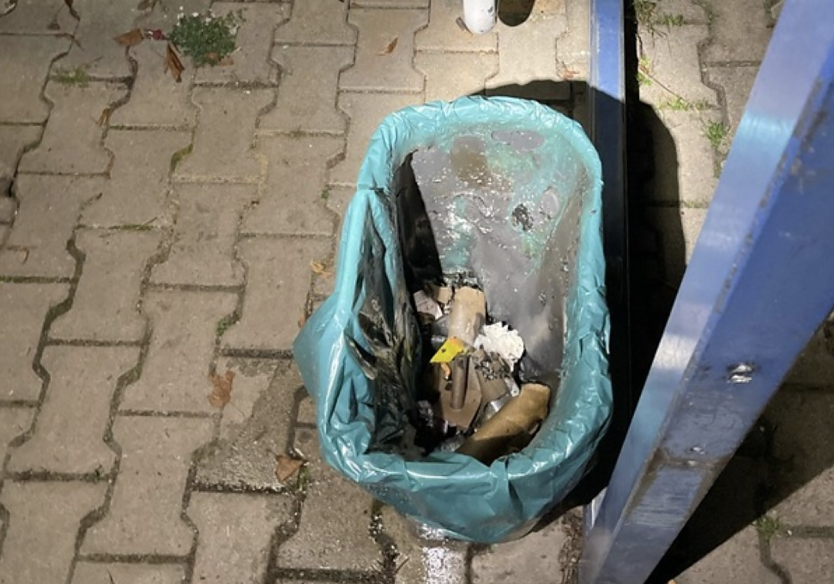 Abgebrannter Mülleimer an der Bushaltestelle (Foto: LPI) Abgebrannter Mülleimer an der Bushaltestelle (Foto: LPI)