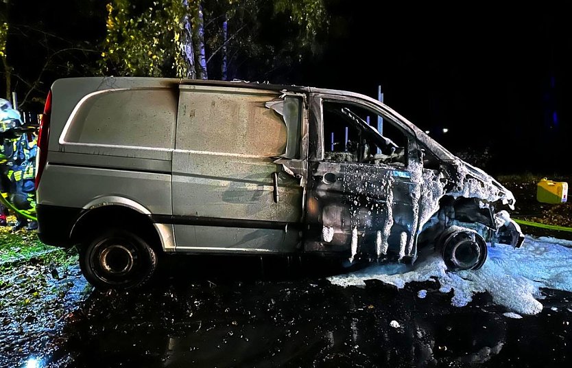 Ausgebranntes Fahrzeug in Obermehler (Foto: LPI)