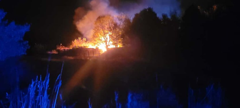 Brennende Laube in Artern (Foto: LPI)