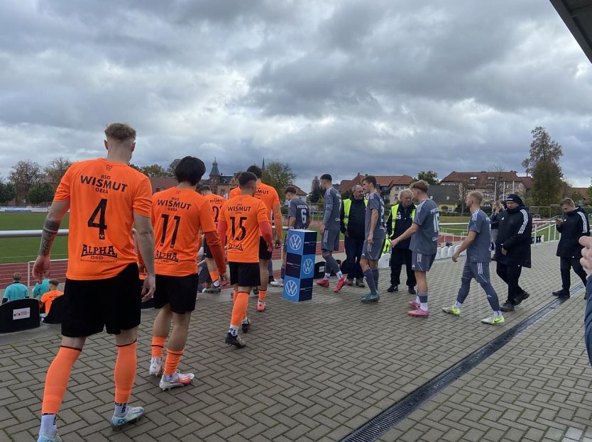 Einmarsch ins Stadion der Freundschaft: Preu&szlig;en siegt verdient mit 3:1 gegen Wismut Gera (Foto: Benno Harbauer)