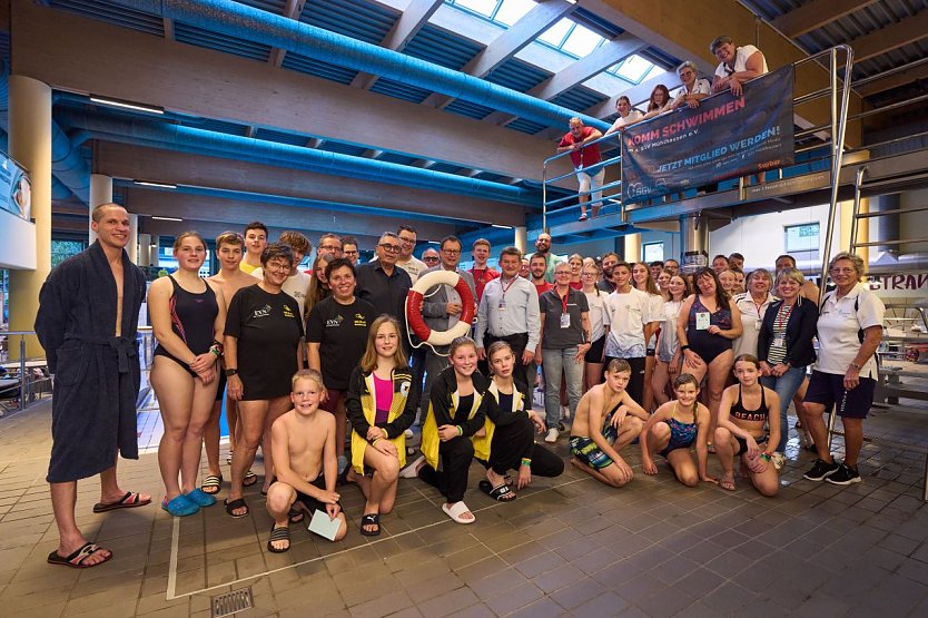 Die Teilnehmenden des 24-Stunden-Schwimmens in der Th&uuml;ringentherme M&uuml;hlhausen setzten gemeinsam Einsatz mit Oberb&uuml;rgermeister Dr. Johannes Bruns und dem Vorsitzenden des Arbeitskreises Th&uuml;ringer B&auml;der, Martin Fromm ein Zeichen f&uuml;r den Erhalt der Th&uuml;ringer B&auml;der. (Foto: Tino Sieland)