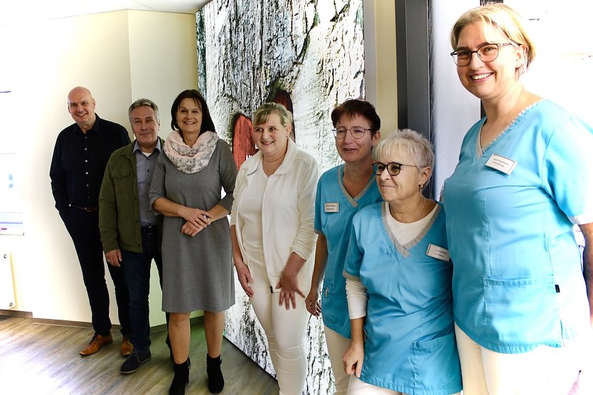 v.li.n.re. B&uuml;rgermeister Steffen Grimm, Marko Wuttke, Centerleiter des Autohauses Peter; Landr&auml;tin Antje Hochwind-Schneider; Frau Dr.med. Ina H&ouml;pfner und das Praxisateam (Foto: Eva Maria Wiegand)